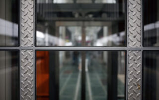 Herrajes para puertas de vidrio industrial - Martín Vecino