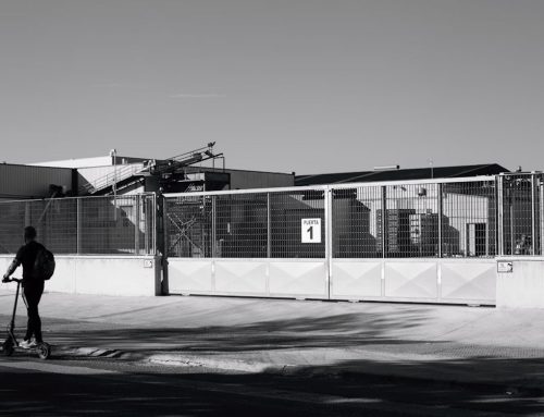 Desajuste de una puerta industrial: causas y cómo prevenirlo