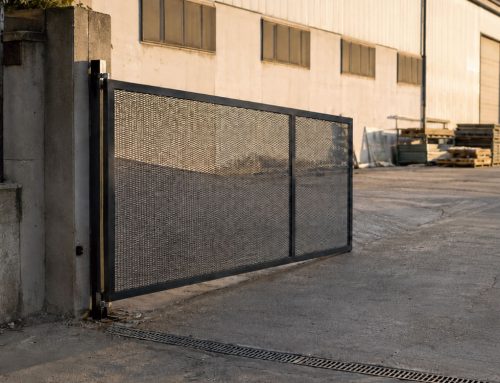 Puertas batientes en rampa: cómo resolver accesos con desnivel